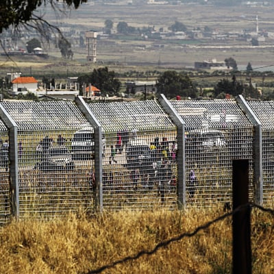 Flyende syrier, sedda från gränsen till Israel, 07.05.2013.