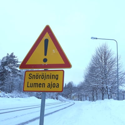 En skylt där det står snöröjning.