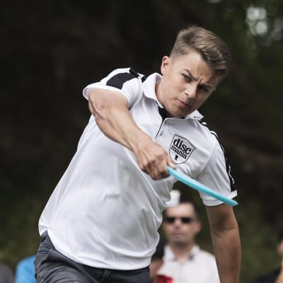 Frisbeegolfari Niklas Anttila heittää frisbeetä. 