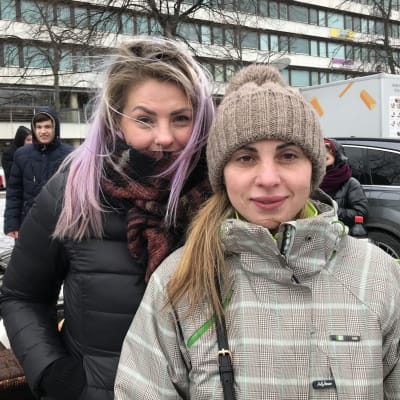 Keily Perälä och Tatjana Yevchenko på torget i Vasa.