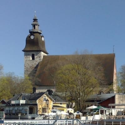 Naantalin kirkko aurinkoisena aamuna.