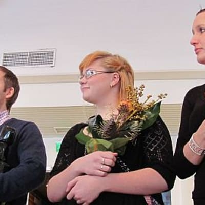 Riihimäen Nuorisoteatterin edustajat vastaanottavat Hämeen liiton kulttuuripalkinnon 29.11.2010.