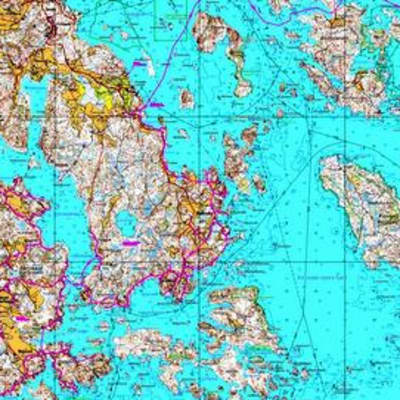 Pernajan saariston kartta, jossa vaaleanpunaisella viivalla merkitty vesiosuuskunnan suunnitteleman putkiston reitti.