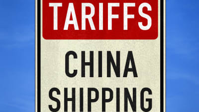 En skylt med texten Tariffer, Kina och gods