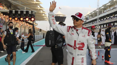 Kimi Räikkönen vinkar åt publiken.