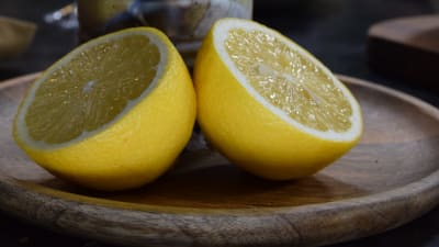 en halverad citron