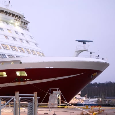 Viking Amorella, ett stort vitt och rött fartyg, står i Åbo hamn.