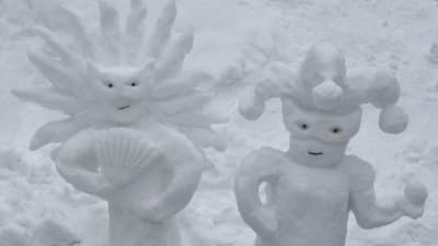 Aleksi Lehikoinens maskerade snöfigurer. 