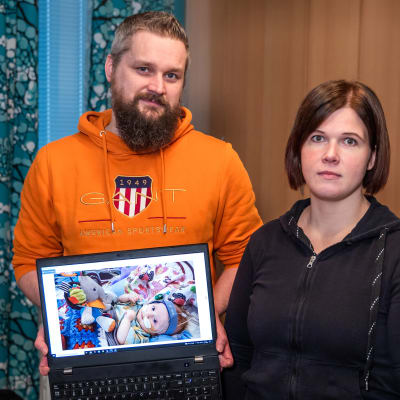 Föräldrarna visar en bild på Jaakko från en dator.