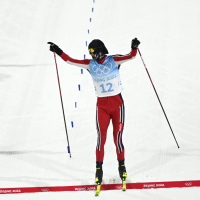 Jörgen Gråbak firar sitt OS-guld.