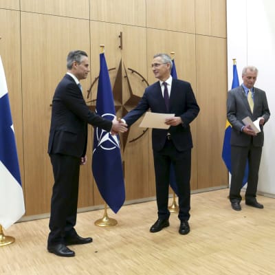 Suomen ja Ruotsin suurlähettiläät toimittavat jäsenhakemukset Naton pääsihteerille.