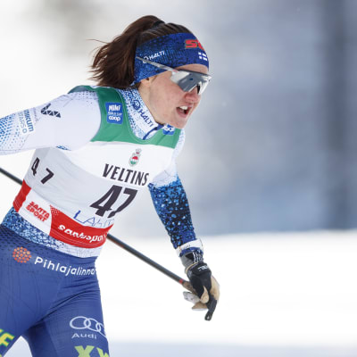 Katri Lylynperä åker skidor.