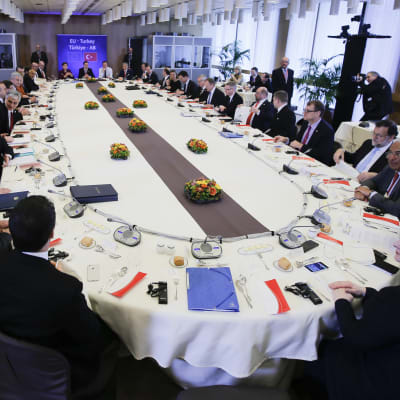 EU-ledare samt Turkiets ledning samlades kring samma bord i Bryssel för att diskutera flyktingsituationen