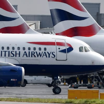 Flygplan på Heathrow-flygplatsen västerom  London i maj 2019,. 
