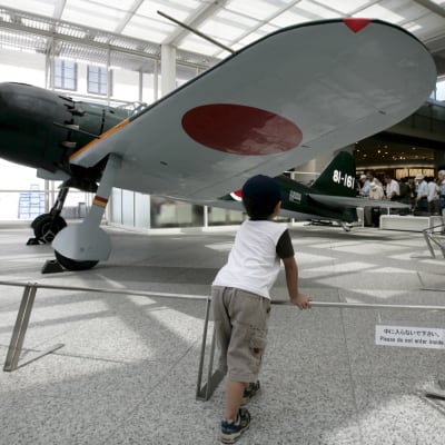 Denna replik av ett Zero-jaktplan finns utställd i shintohelgedomen Yasukuni i Tokyo.
