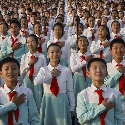 Också barn deltar i firandet av det kinesiska kommunistpartiets 100-årsdag på Himmelska fridens torg i Peking.