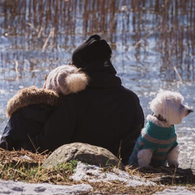 Pariskunta nauttii rannalla aurinkoisesta säästä.