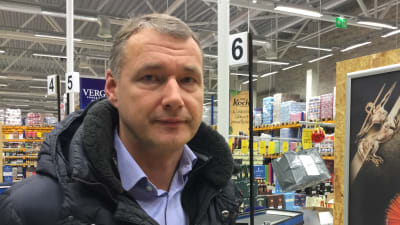 Tarmo Noop, VD för Estlands största bryggeri A. Le Coq, står i en alkoholbutik
