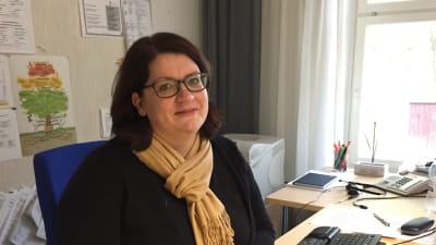 Susanna Friman vid sitt skrivbord.