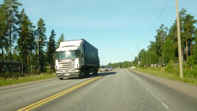 En lastbil och några personbilar kör på riksväg 25 i Horsbäck i Raseborg.