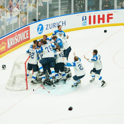 Finlands spelare jublar över VM-guldet.