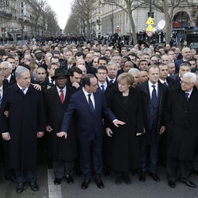 Frankrikes president Francois Hollande och andra statsledare i täten för solidaritetsmarschen i Paris 11.1.2015.