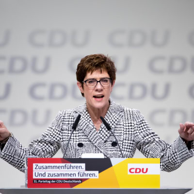 Annegret Kramp-Karrenbauer under CDU:s partidag i Hamburg 7.12.2018.