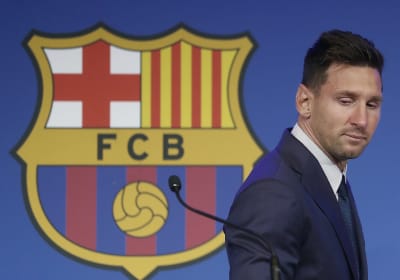 Lionel Messi håller en presskonferens och meddelar att han lämnar Barcelona.
