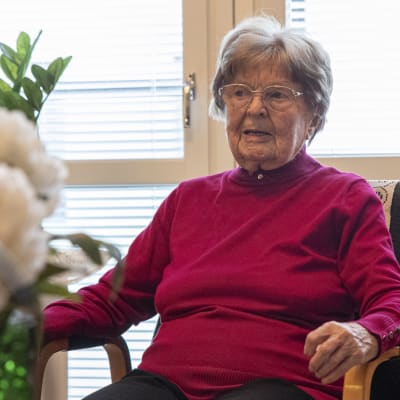 Elma Rinkinen istumassa olohuoneessaan.