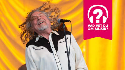 Robert Plant står bakom en mikrofonställning och slänger blundande huvudet bakåt så håret flaxar.