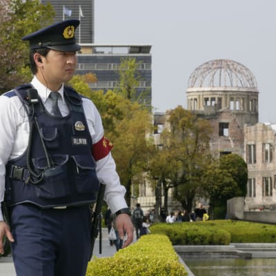 En vakt patrullerar vid fredsparken i Hiroshima inför G7-ländernas utrikesministermöte.