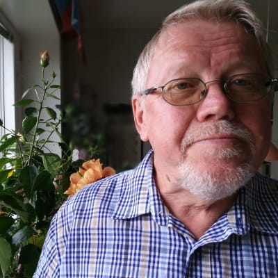 Föfattaren Lars Sund intill hisbiskusen i hans kök hemma i Uppsala. September 2018.