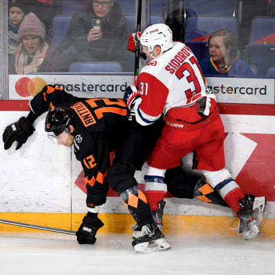 Marko Anttila tappar balansen efter en tackling vid sargen