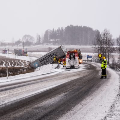 Långtradare som kört i i diket