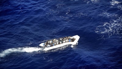 Flyktingar trängs på en överfull gummibåt på Medelhavet den 19 september 2015.