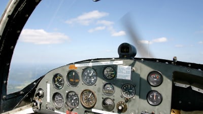 Cockpiten i ett propellerplan