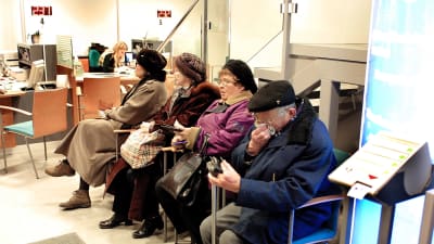 Kunder väntar på betjäning i en bank