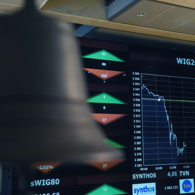 Aktiekurserna sjönk på Warszawabörsen efter att den schweiziska francen steg kraftigt i förhållande till euron den 15 januari 2015.