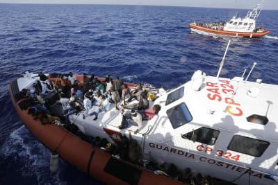 Italienska kustbevakningen under en räddningsoperation i Medelhavet 19.9.2015.