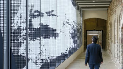 En bild på Karl Marx i utställningen i Trier i Tyskland.