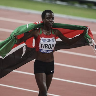 Kenyansk löpare med landets flagga runt sina axlar.