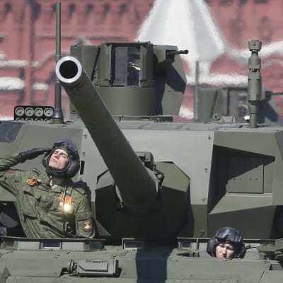 Rysslands nya stridsvagnar Armata T-14 visas upp inför segerdagen.