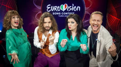 Eva Frantz, Paul Elias, Hanna Pakarinen och Mikko Silvennoinen under inspelningen av Viisukupla - Eurovisionsbubblan 2022. 