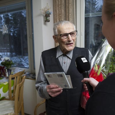 Krigsveteranen Hannes Hynönen överräcktes över tusen julkort den 22 december 2014.