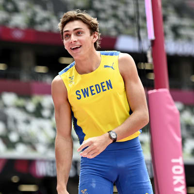 Armand Duplantis ser glad ut