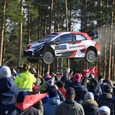 Publik ser på rallybil.