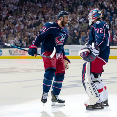 Nick Foligno och Sergej Bobrovskij firar en vinst mot Boston Bruins.