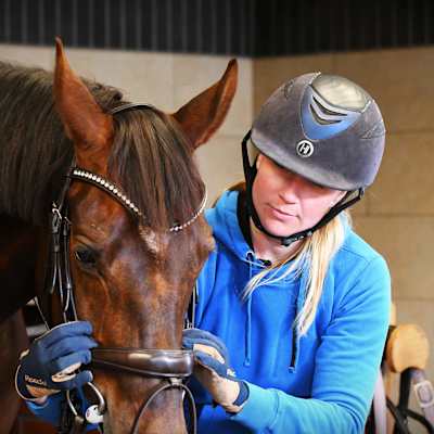Emma Kanerva i stallet med hästen Feldrose.