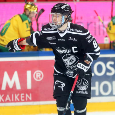 Juhani Jasu pekar åt sidan.