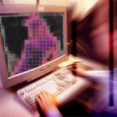 Naisen hahmo tietokoneen monitorilla